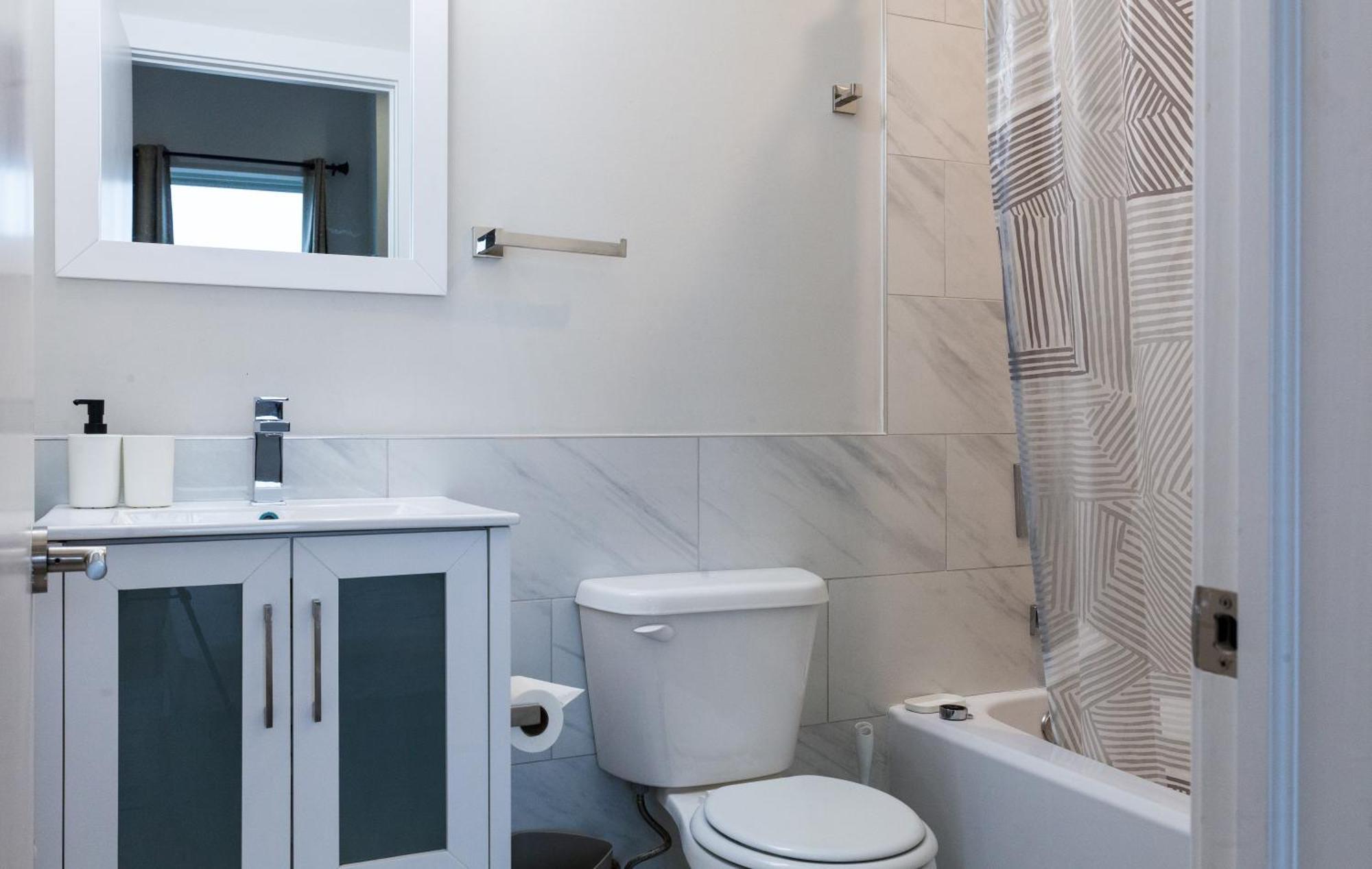 Apartment Comfy 3bed3bath,wkingbeds,sleeps8 *